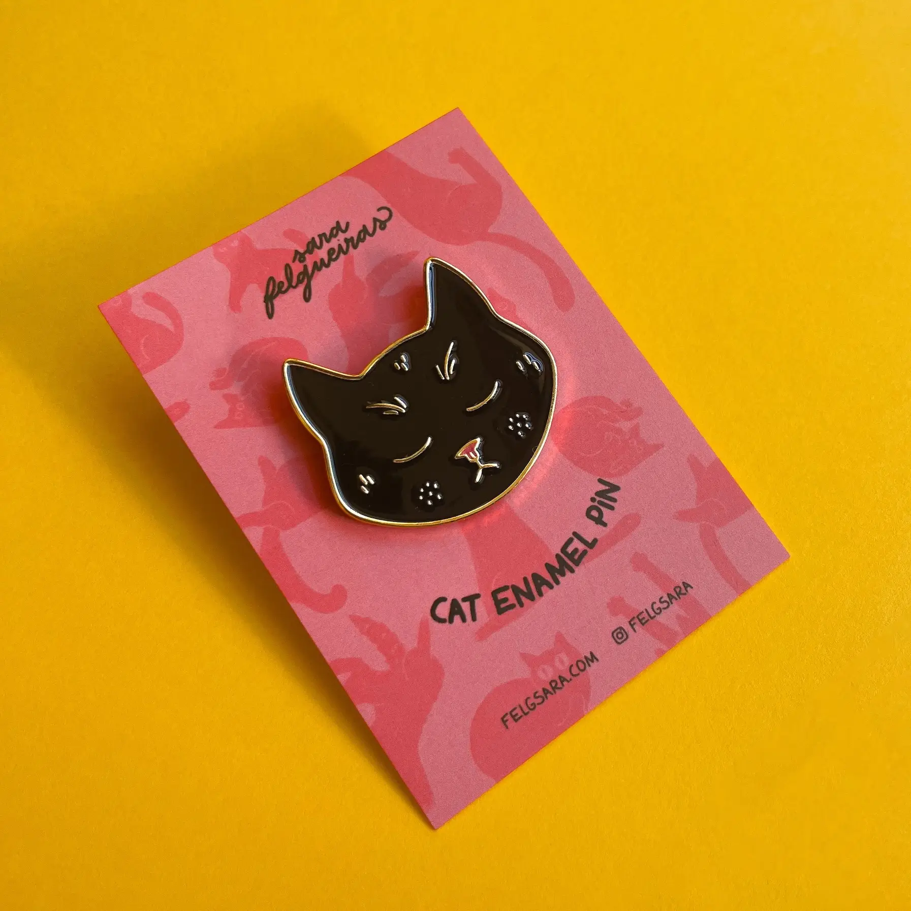 Leva este pin com gatos esmaltado contigo para todo o lado!